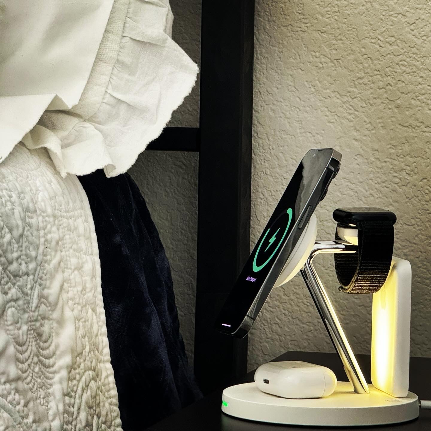 {{ Magnetic Charger}} - {{ Modern MagCharge }}